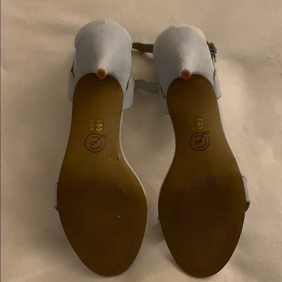 Chinese Laundry light blue shoe with toe out. - Picture 3 of 7